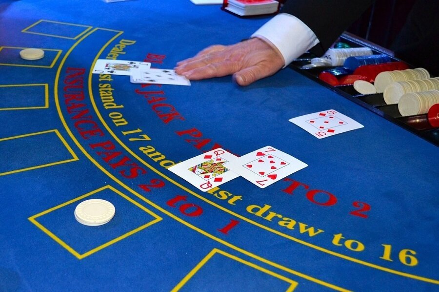 Live casino vs online casino - image shows blackjack dealer